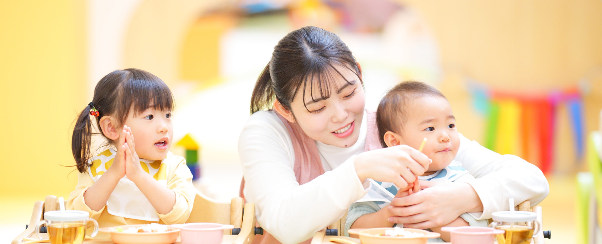 保育士が子供に食事をあげている